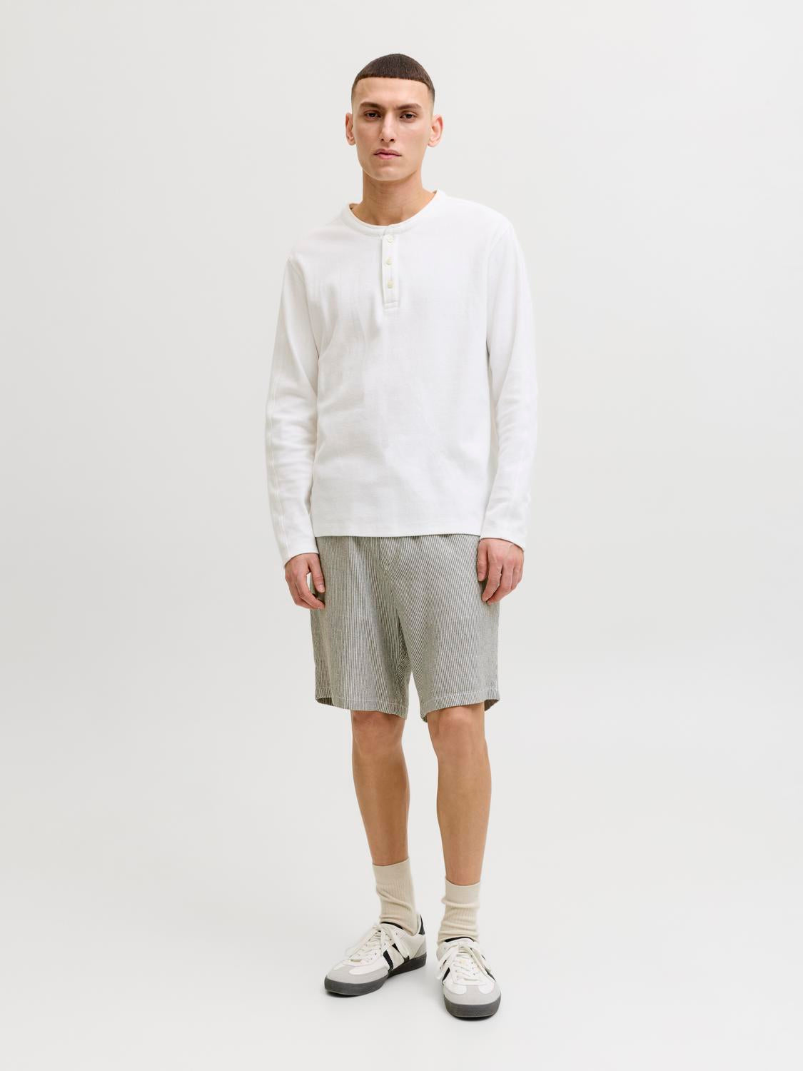 model_shot-front_full